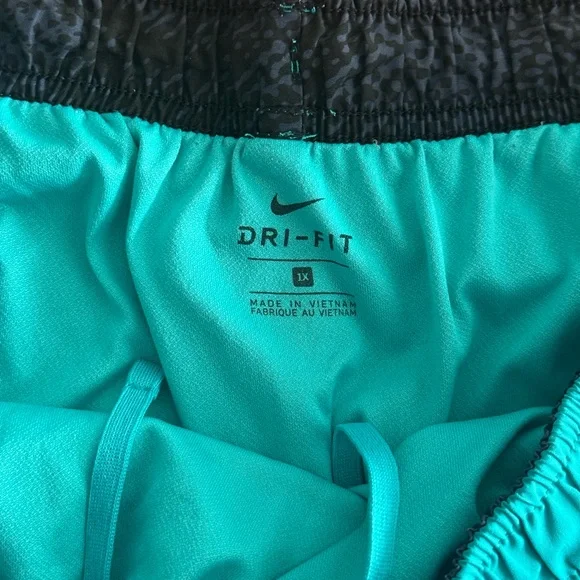 NIKE Womens Plus Tempo Running Fitness Shorts Green 1X - Picture 4 of 4